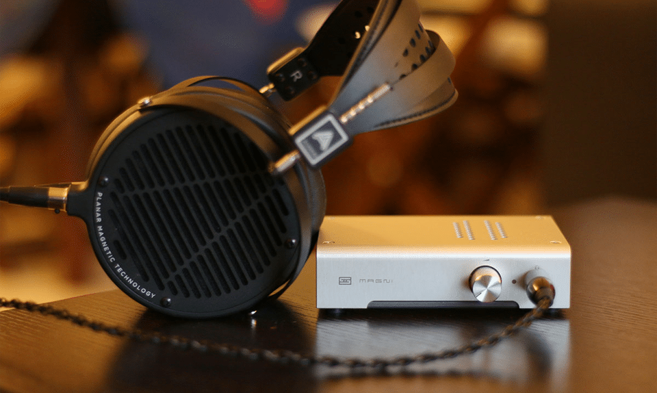 Căști conectate la un amplificator audio de căști.