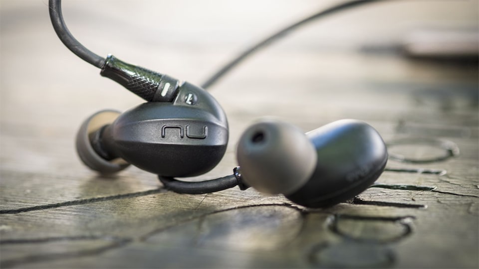O pereche de casti in-ear vazute de aproape.