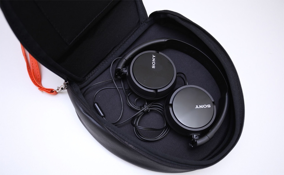 Casti Sony MDR-ZX110 intr-o husa neagra.
